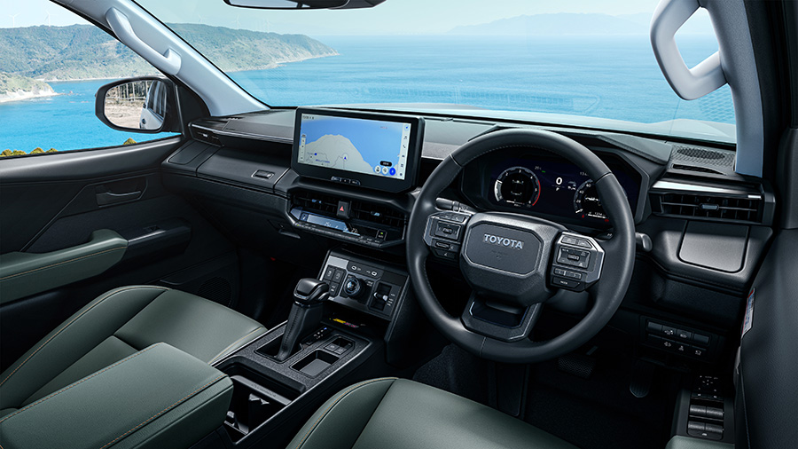 新型ハイラックス Z“Adventure”の内装（内装色：ミネラル）。水平基調のインストルメントパネルと12.3インチセンターディスプレイを備えるトヨタ公式画像