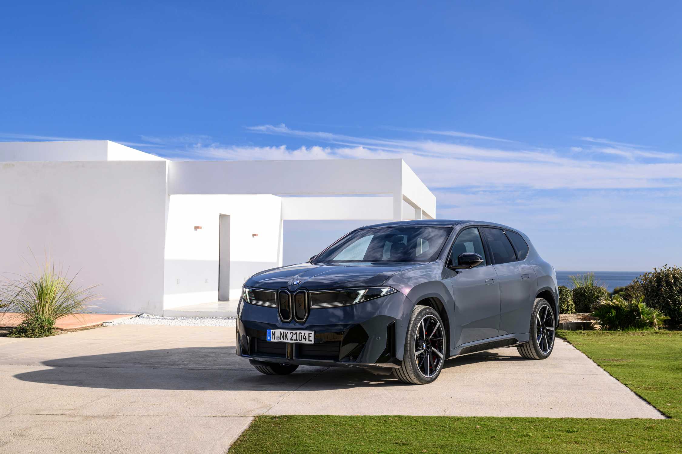 新型BMW iX3 50 xDrive（ポラライズド・グレー／2025年12月公開の公式画像）