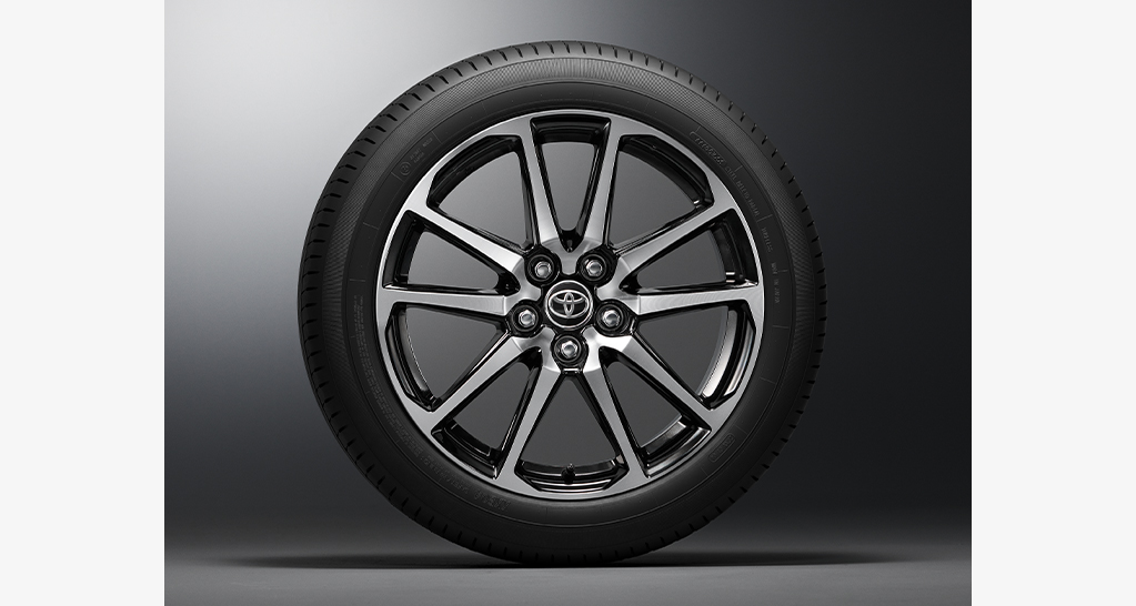 ヤリスクロス GR SPORT専用の215/50R18タイヤと18インチアルミホイール（切削光輝／センターオーナメント付）