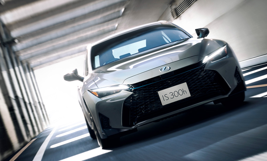 レクサスIS300h F SPORT（チタニウムカーバイドグレー）。2026年1月8日発売の改良モデルの公式画像