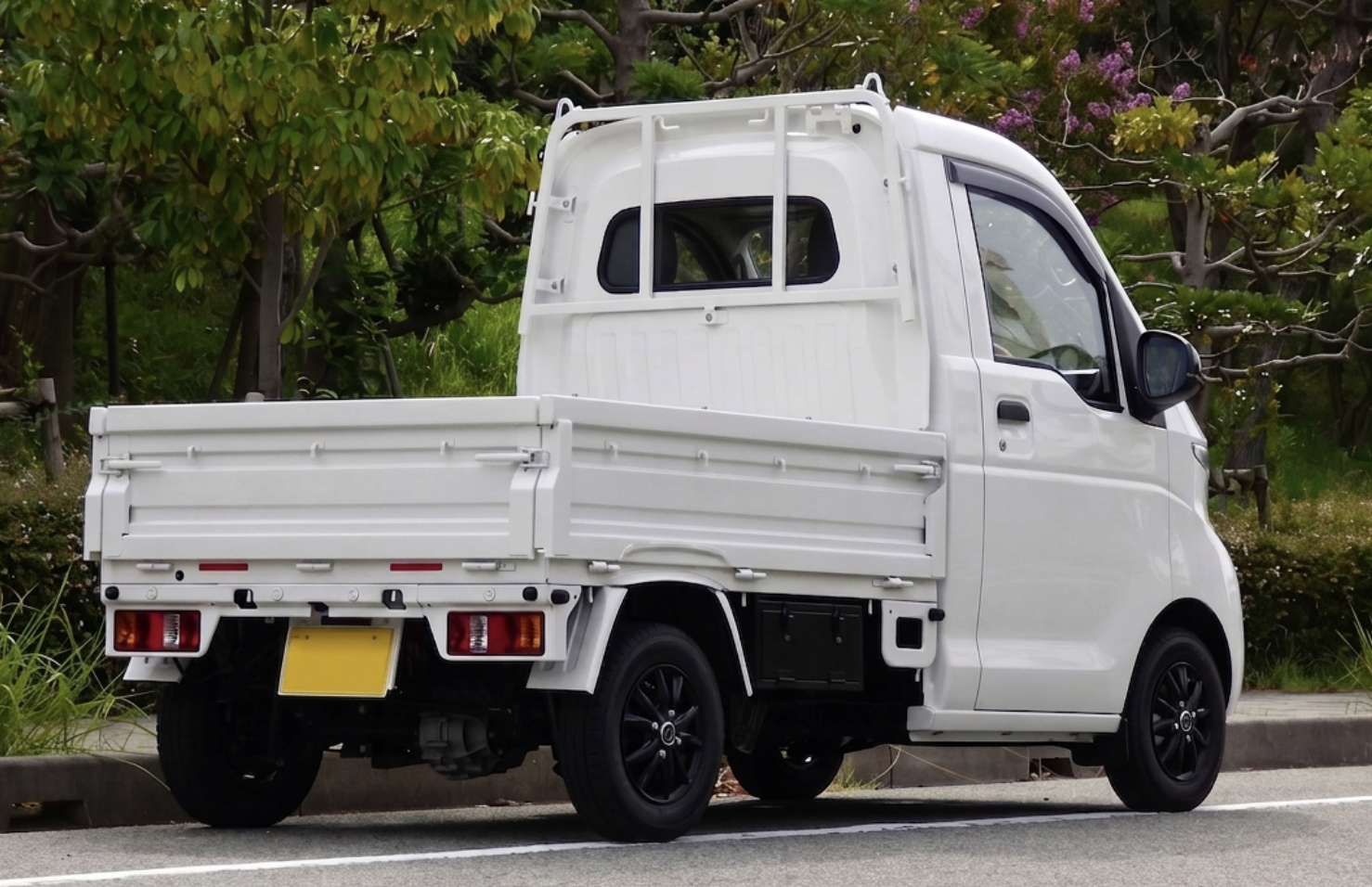 現場に停車するフォロフライFKT。荷台と車高の実際のプロポーションがわかる公式写真