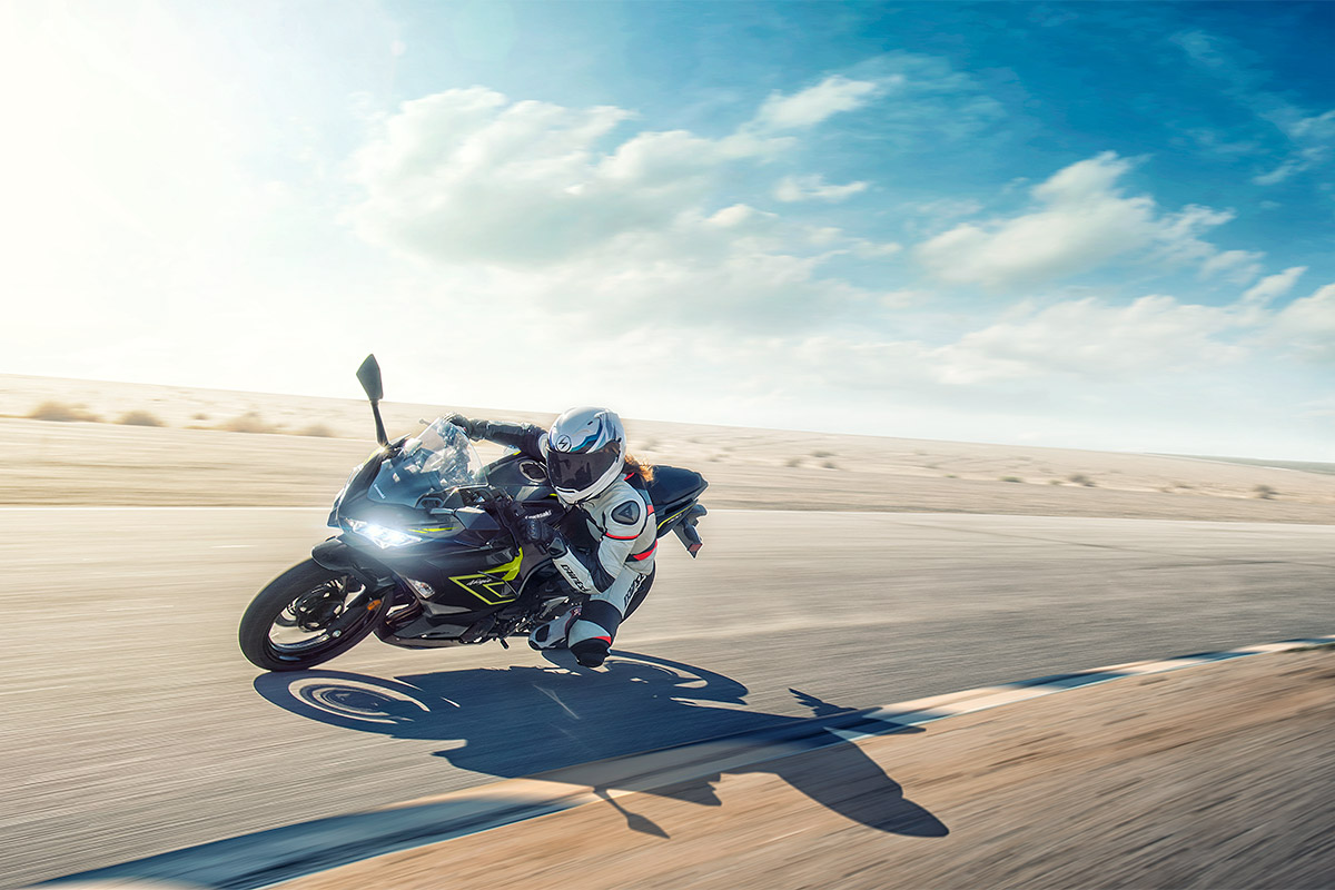 カワサキ2027年モデルNinja 400（メタリックカーボングレー×エボニー）。2026年9月5日発売の公式画像