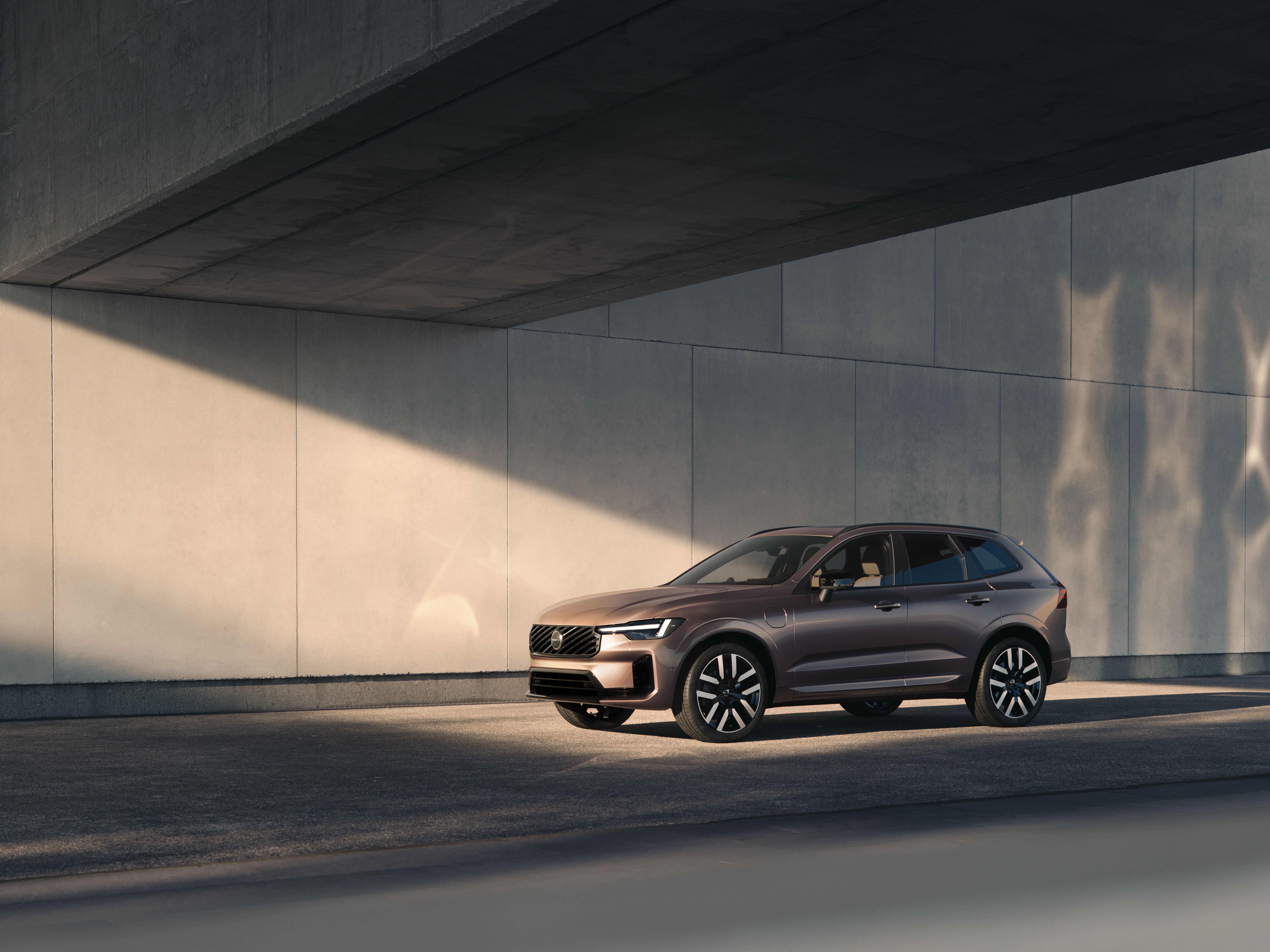 ボルボ新型XC60ロングレンジ・プラグインハイブリッドの前方斜め画像。2026年9月15日発表の公式報道用画像