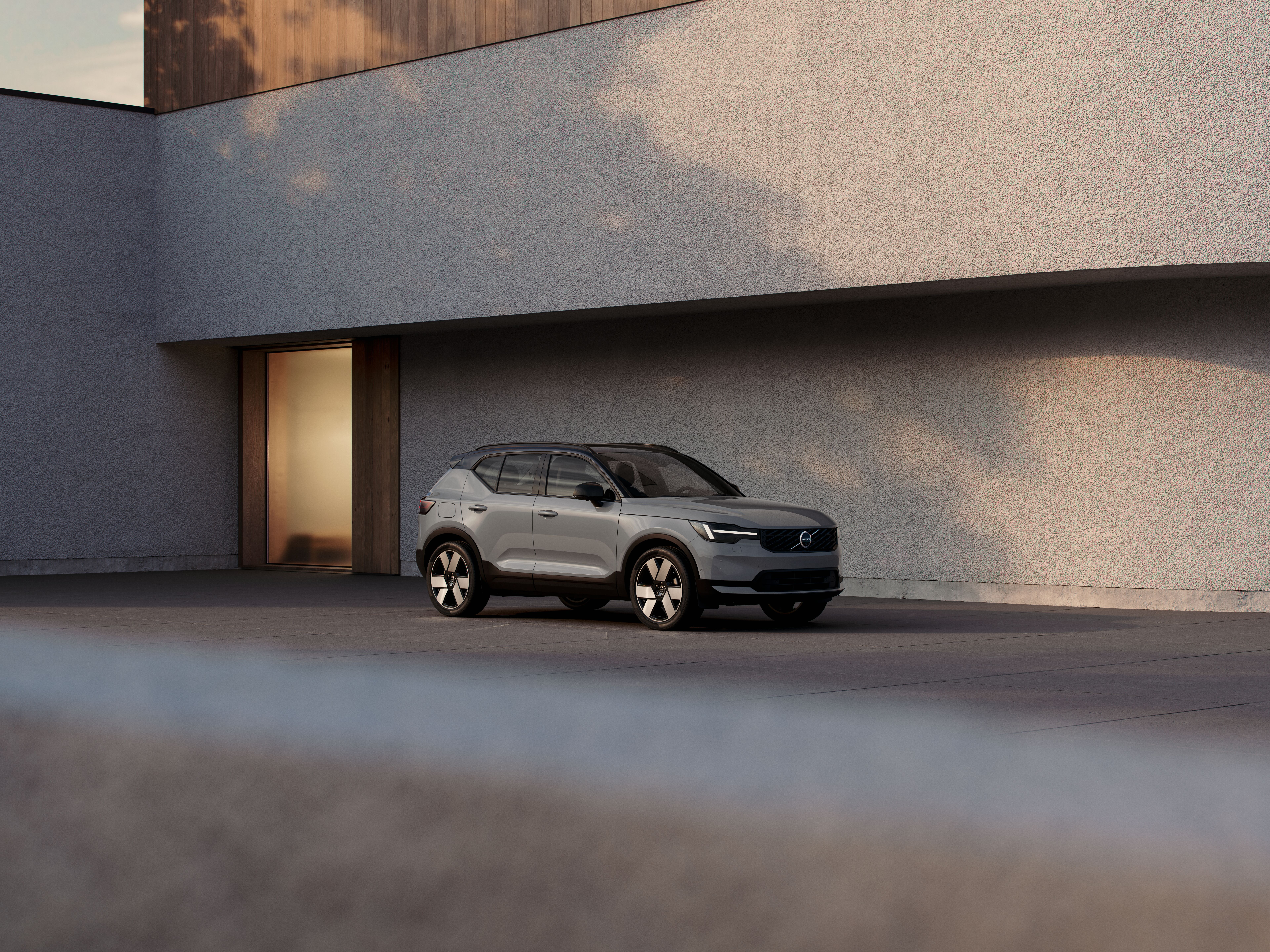 2026年9月10日に発表されたボルボ新型XC40（改良型）のフロントスリークォーター公式画像