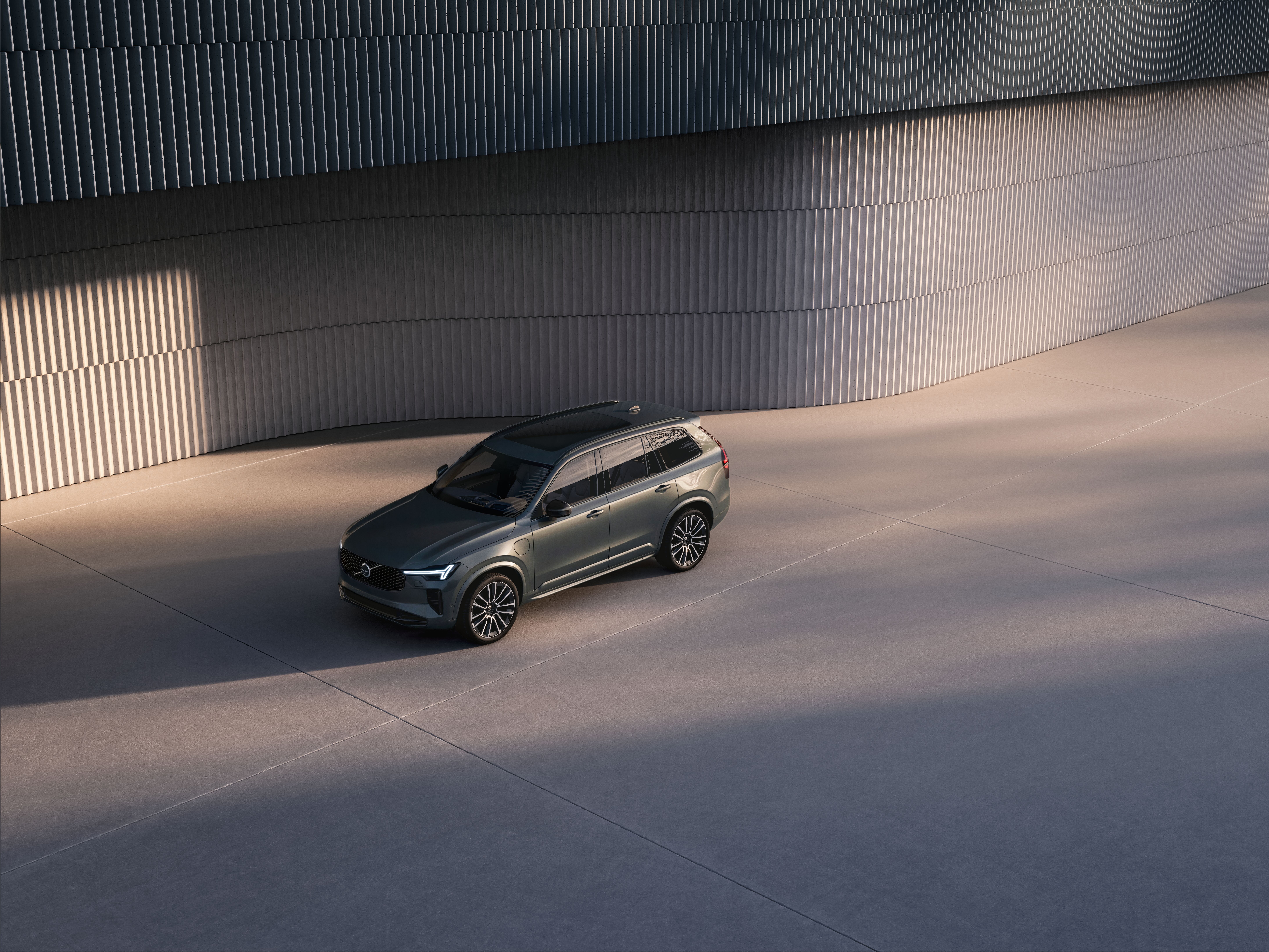 ボルボXC90の前方俯瞰画像。2026年9月15日発表のロングレンジ・プラグインハイブリッド追加時の公式報道用画像