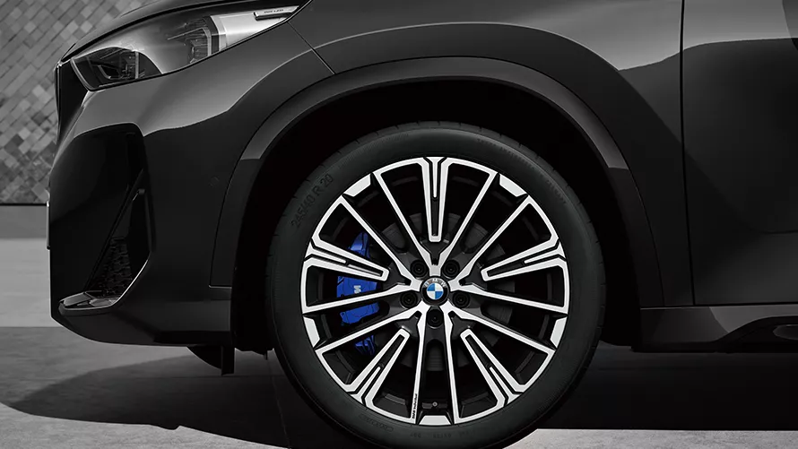 BMW X1 Luxury Editionのダーク・ブルーのMスポーツ・ブレーキと20インチホイール