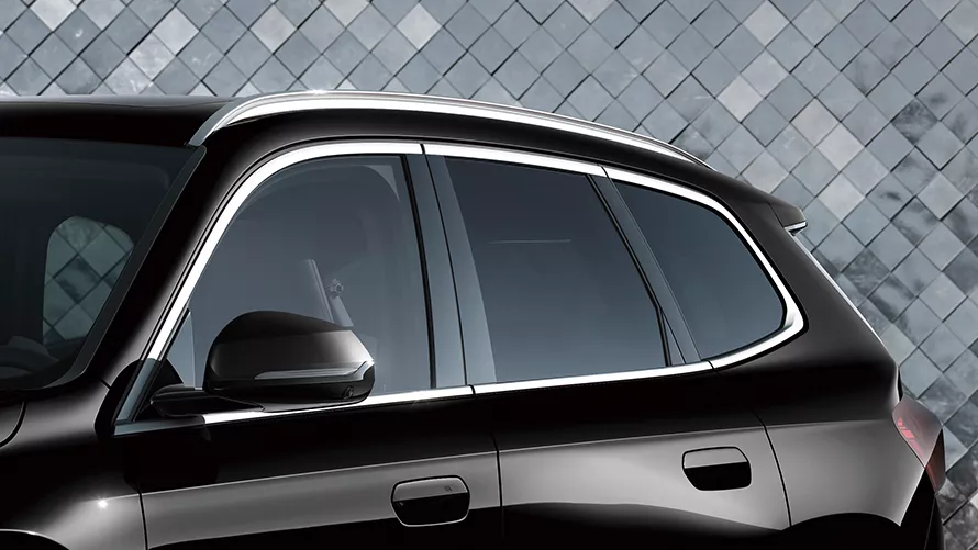 BMW X1 Luxury Editionのドア・ミラーとサテン・アルミニウム仕上げの外装加飾