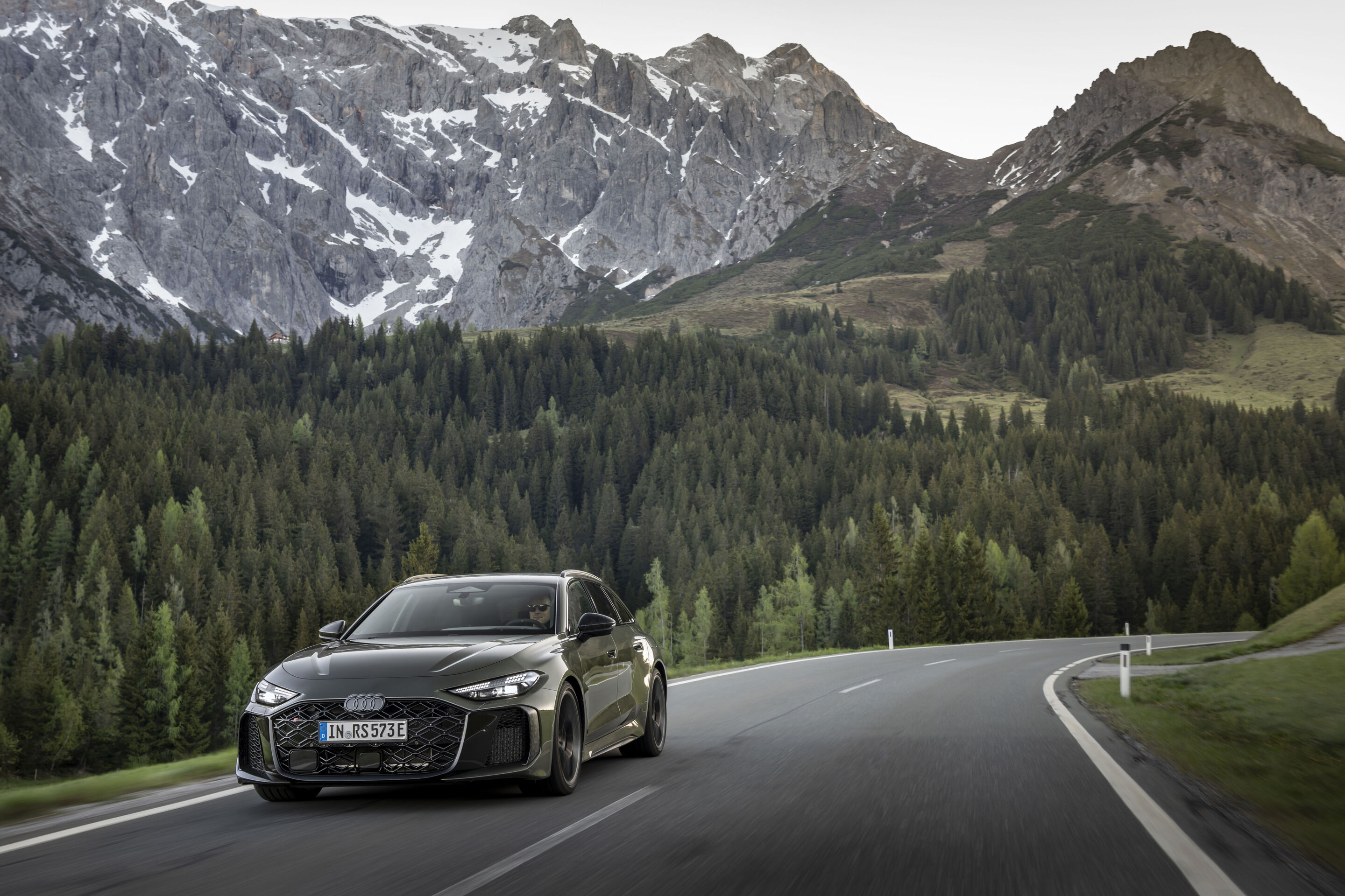 新型アウディRS 5 Avant（ワゴン）ベッドフォードグリーン。アルプスを背景に走行する公式画像