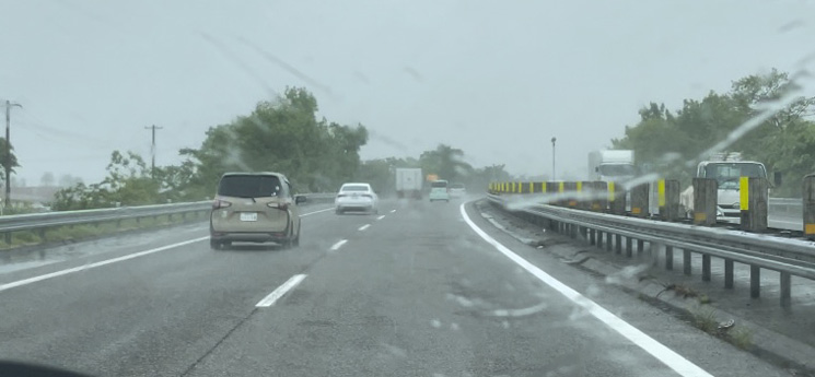 高速道路は水たまりがない