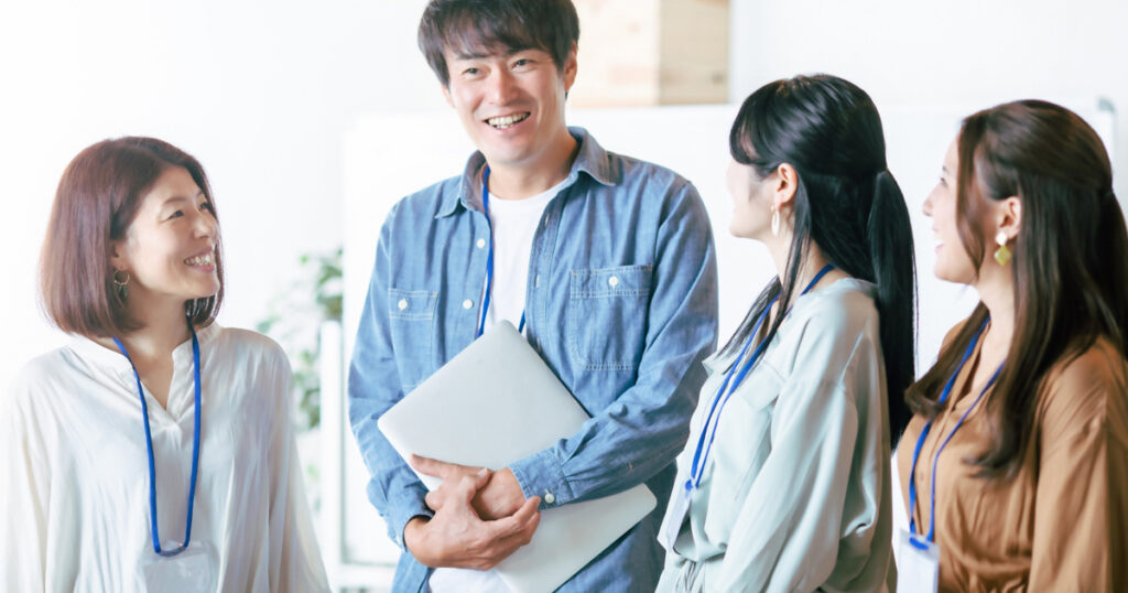 職場で仲良くなりすぎることの具体的なリスク